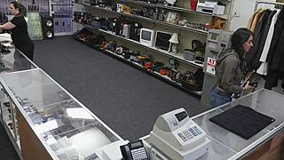 Dilettante beauty flaunts curves in rough amateur fucking