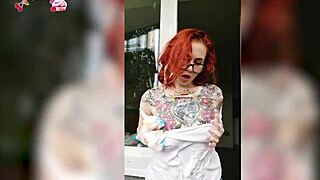 Sexy Homemade Babe with Big Tits Washes Windows in Dripping Wet T-Shirt