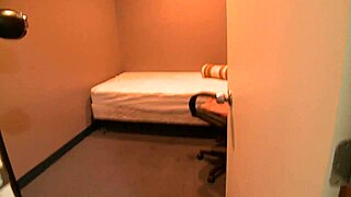 Hot mom Kendra Secrets fucks nude on cam while chatting fans