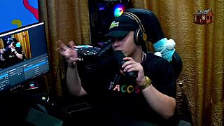 daniely and patricia kiss during podcast