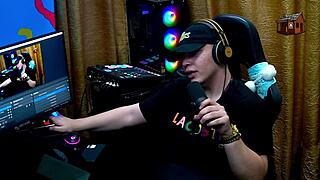 daniely and patricia kiss during podcast