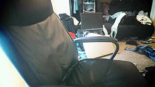 muscular amateur shemale bodybuilder strokes her huge cock on webcam till cumshot