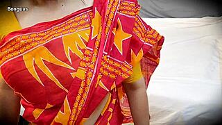 Indian Bhabhi Takes Delivery Boy Doggy in Saree!