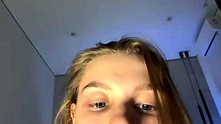 fingering her tight pink pussy on webcam gets so wet and hot 😏💦