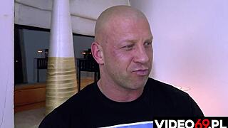 chcesz zobaczyć jak julia ssie i doi kutasa w pończochach?