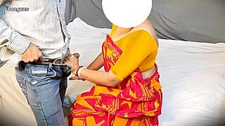 Indian Bhabhi Takes Delivery Boy Doggy in Saree!