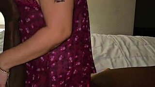 Mi esposa devora 10 pulgadas de negro en bar caribeño con creampie swingers