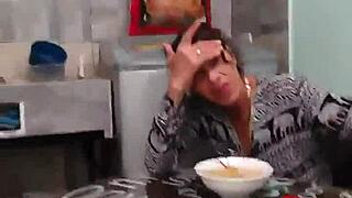 mi puta novia se desnuda enfrente de su mamá y me excita tanto