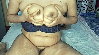 damn this hot indian bhabhi fingers her hairy pussy so good...