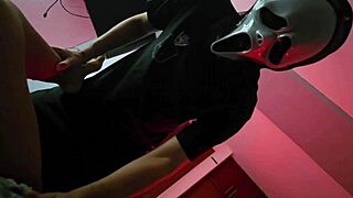 quieres trucos o tratos con esta hermanastra ghostface caliente?