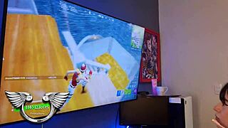 E-GIRL filha's amiga LOSES game then takes PAI'S pau in buceta