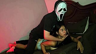 quieres trucos o tratos con esta hermanastra ghostface caliente?