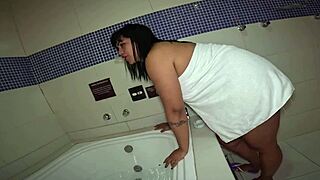 safada handjobs hairy pussy in motel tub smokes mouth