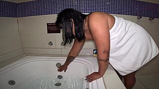 safada handjobs hairy pussy in motel tub smokes mouth