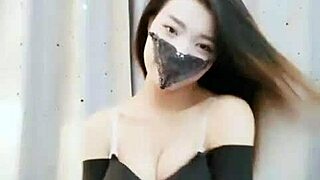 hot streamer shakes her juicy camel toe dance 🔥🍑 watch those toes tease!