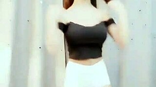 hot streamer shakes her juicy camel toe dance 🔥🍑 watch those toes tease!