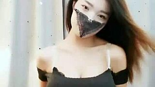 hot streamer shakes her juicy camel toe dance 🔥🍑 watch those toes tease!