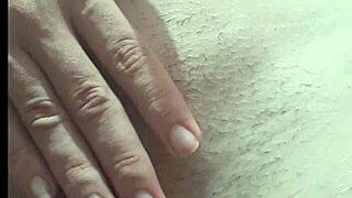 essa puta novinha peitinhos pequenos short sem calcinha buceta peludinha