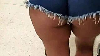 gostosa esposa de shortinho mostra bunda enorme no mercado cuckold adao e eva