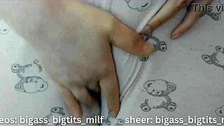 check out this milf's juicy cameltoe peeking through her tight pajamas 😏👀