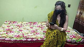 pakistani aunty calls lover over and slides his lund deep into her tight gand