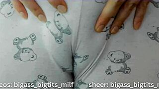 check out this milf's juicy cameltoe peeking through her tight pajamas 😏👀