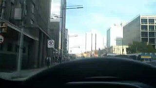 Mamando o motorista no trânsito e a amiga gravou tudo, que delícia de gangbang crossdresser creampie loucura!