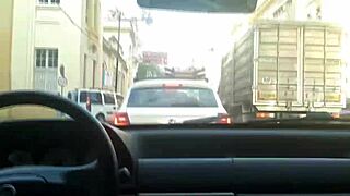 Mamando o motorista no trânsito e a amiga gravou tudo, que delícia de gangbang crossdresser creampie loucura!