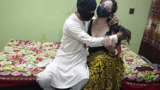 pakistani aunty calls lover over and slides his lund deep into her tight gand