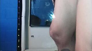 Wanna see my monster cock throb on webcam? 💪🍆