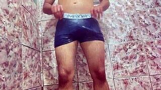 That novinho's huge cock bulging under his underwear has me dripping wet already 😩🍆