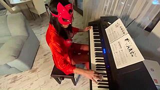 Milfycalla's fetish blowjobs! Latina cum-slut with big ass in shorts reads perverse comments