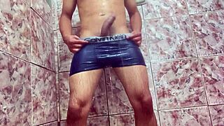 That novinho's huge cock bulging under his underwear has me dripping wet already 😩🍆