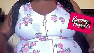 whoa this curvy goddess flexes her toes so sexy 😍👣