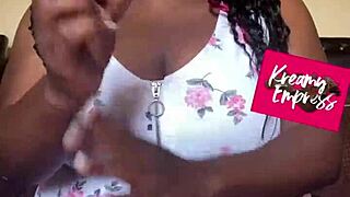 whoa this curvy goddess flexes her toes so sexy 😍👣