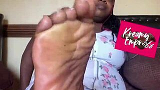 whoa this curvy goddess flexes her toes so sexy 😍👣