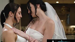 imagine charlotte sins and melissa stratton kissing at their fantasy wedding 