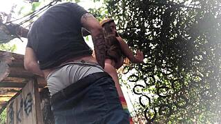 No quintal, fodo o cu da ruivinha com sex toy firme?