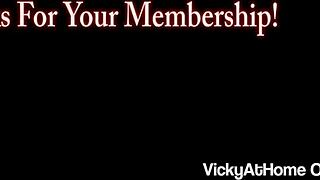 Whoa, big ass blonde Vicky Vette crams crystal dildo deep in her butt 😍🔥