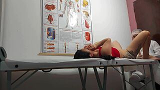 Ginecologista Fingers Ass Fucks Patient Pussy Hard