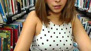 dumb bitch shakes fat ass while fingering wet pussy 😈🍑.