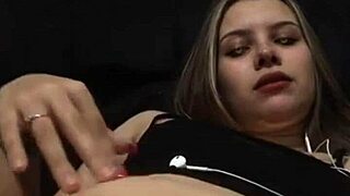 petite blonde teen's tight coño squirts in first casting