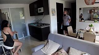 veo a mi compa con su bbc enorme me pongo caliente y lo ayudo a correrse en mi boca 😈🔥 porno español