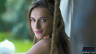 Perfect Russian MILF Gloria Sol strips shaved pussy outdoors!