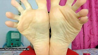 Barefoot colombian goddess teases toes slow and sensual!