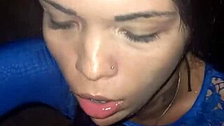 brinquei gostoso no estacionamento com travesti loira