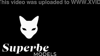 😍 Jess Leon spreads elegance nude legs wide babe