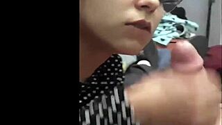 handjob with a creamy finish in his hand 😍 so much milk from this petite latina teen couple