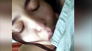 handjob with a creamy finish in his hand 😍 so much milk from this petite latina teen couple