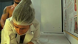 Enfermeira Sexy Acaricia Paciente com Mãos Molhadas Ereção Monstro Deepthroat Rough Hospital Fuck